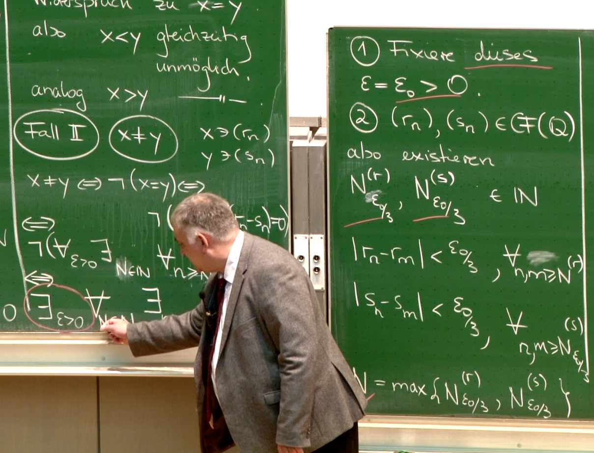 Prof. Timo Weidl in einer Vorlesung zur Analysis 1 an der Tafel.