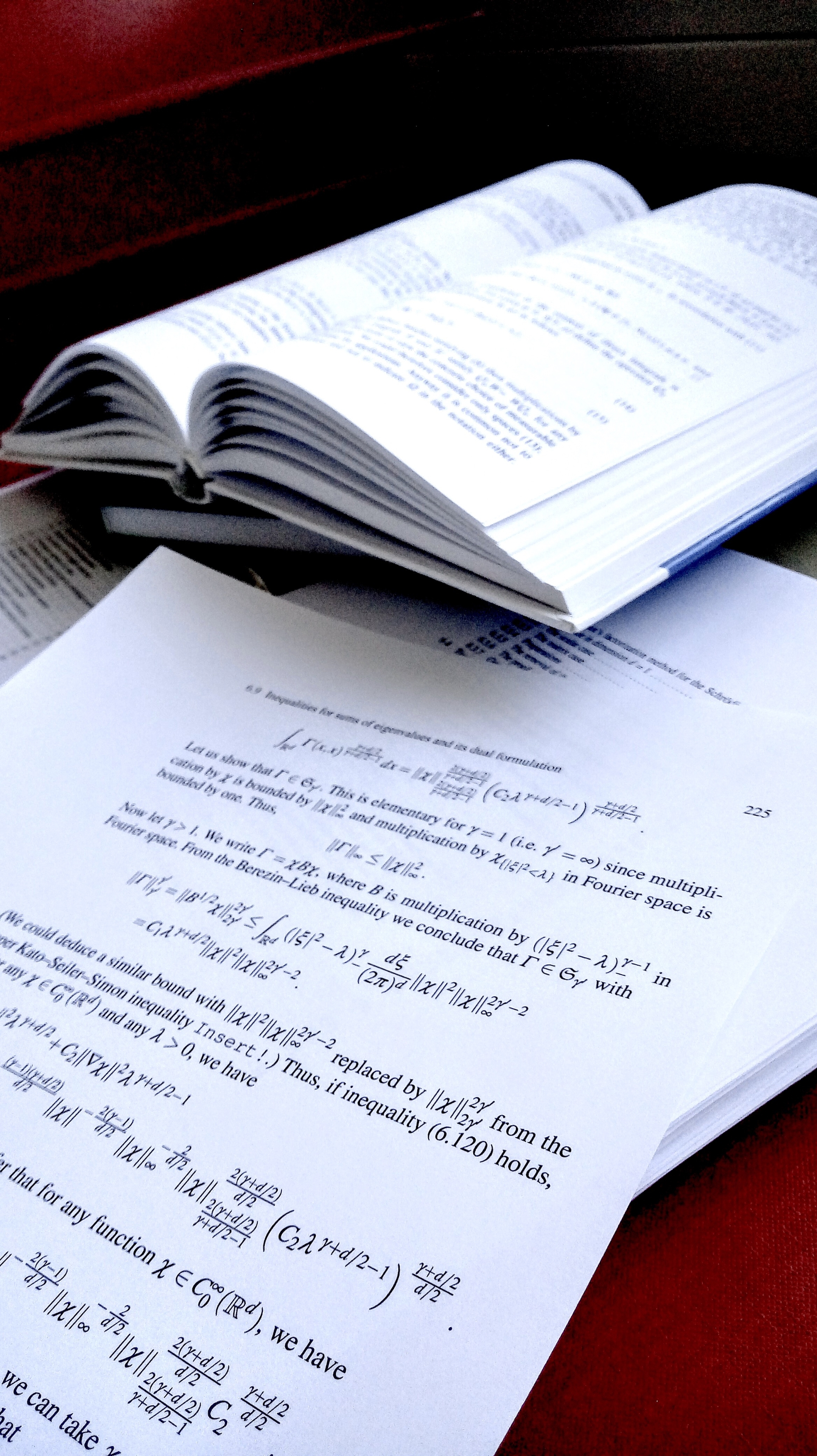 Mathematikbuch aufgeschlagen