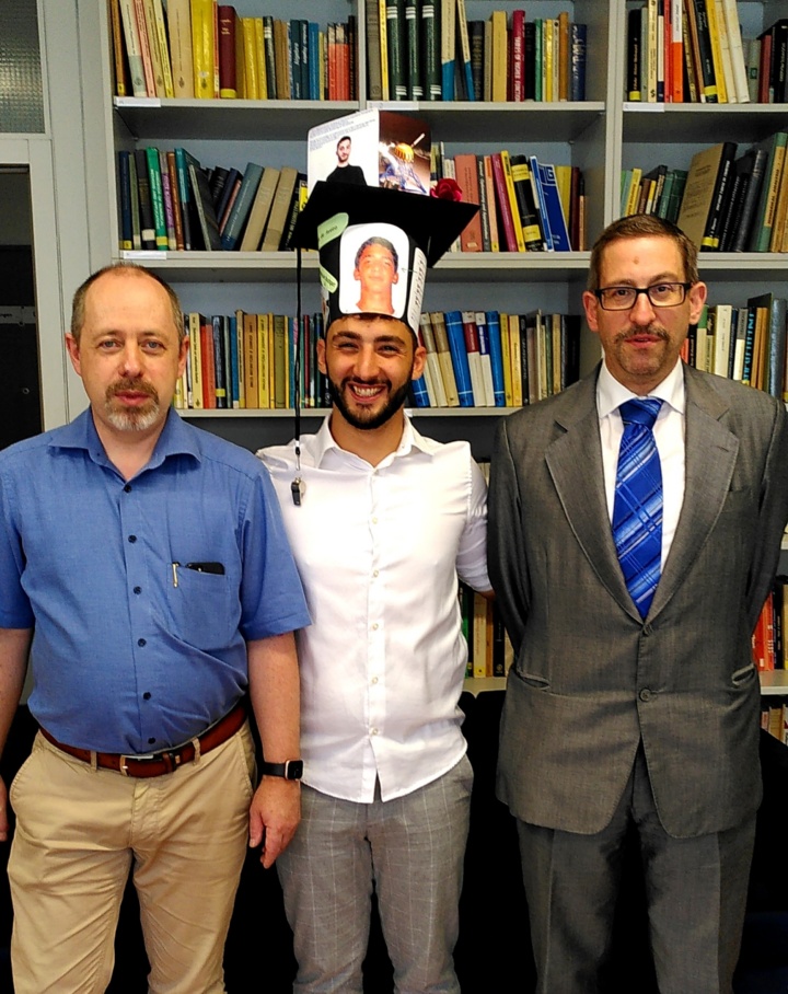 Ivan Pombo mit Doktorhut und Doktorvätern Jens Wirth, Universität Stuttgart (links), und Uwe Kähler, University Aveiro, Portugal (rechts).